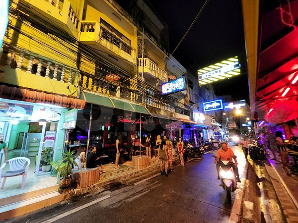 Beer Bar / Go-Go Bar Pattaya, Thailand Rolling Live 4