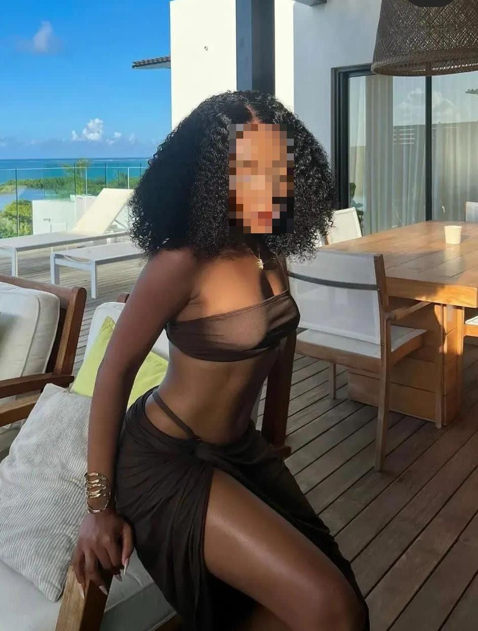 Escorts Nairobi, Kenya Zulfa ❤ Petite Girl