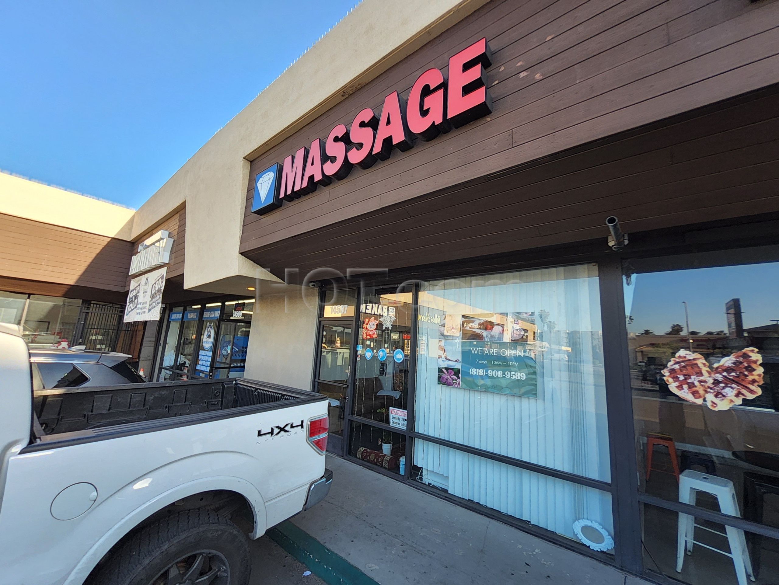 Van Nuys, California Diamond Palace Massage