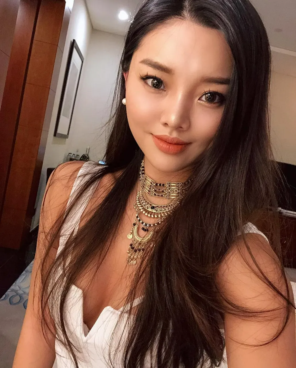 Escorts Tokyo, Japan Spend Time With Classy Escort Sari Fantastic Feminine Body
