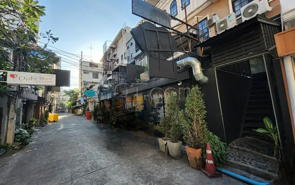 Massage Parlors Bangkok, Thailand Lips Club