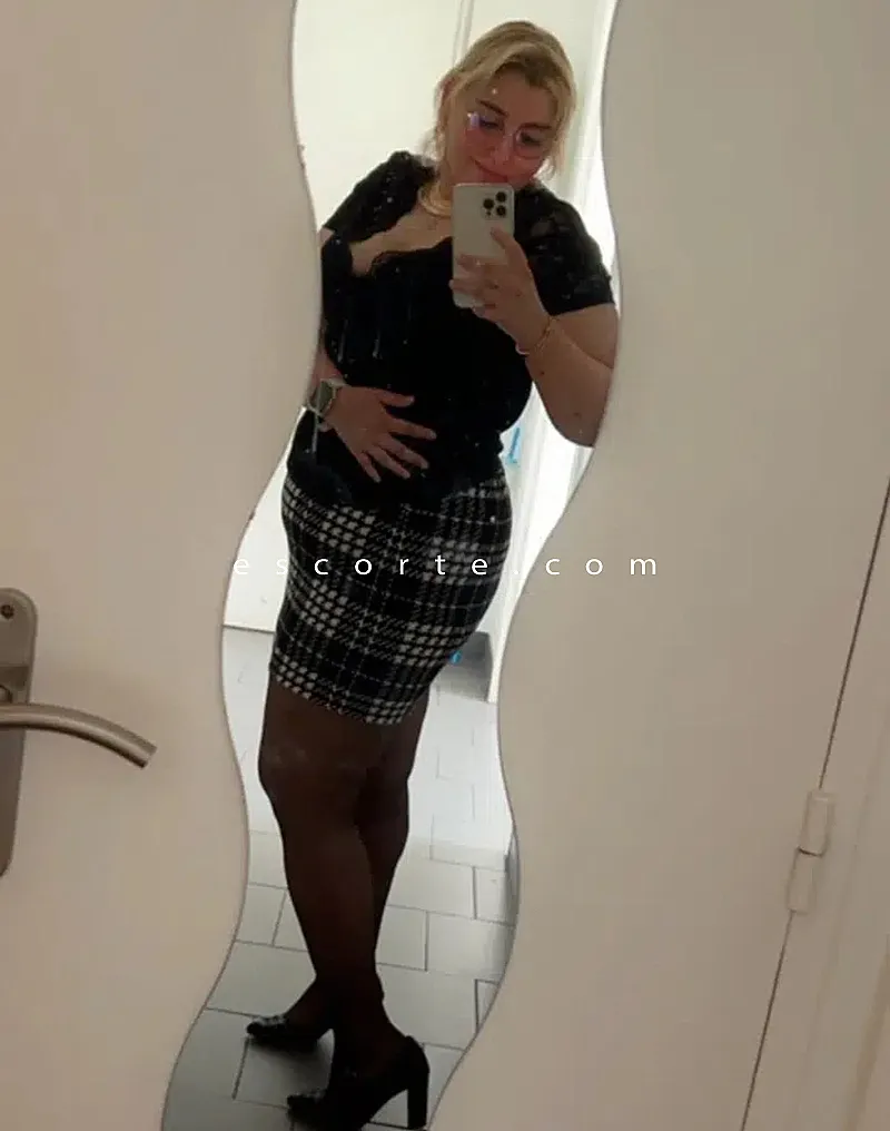 Escorts La Garenne-Colombes, France SarahBlue