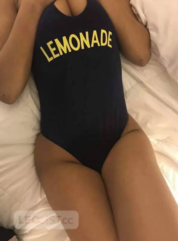 Escorts North York, Ontario Curvy dripping WET outcall special! Cum get warm!