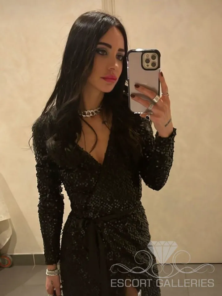 Escorts Paris, France Valentine